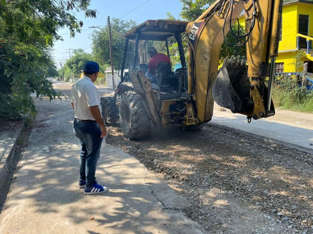 Supervisamos la obra de drenaje y compactación de la calle Miguel Hidalgo del ejido 5 de mayo