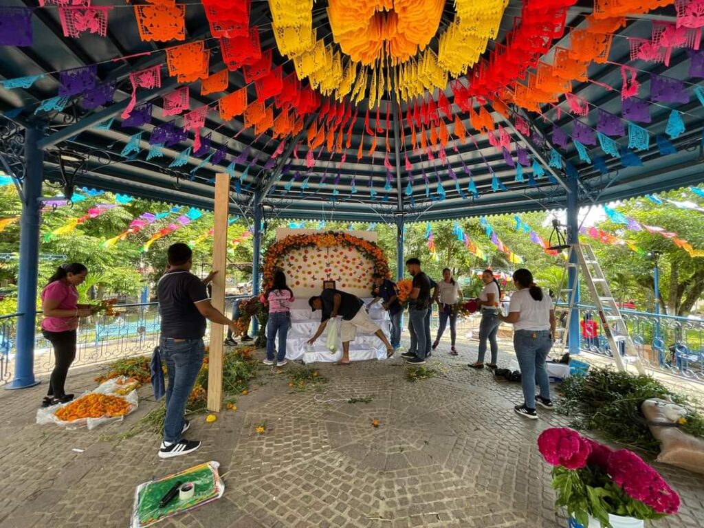 Junto a todo el equipo, ya estamos en los preparativos para nuestra celebración del Día de Muertos en cabecera municipal.