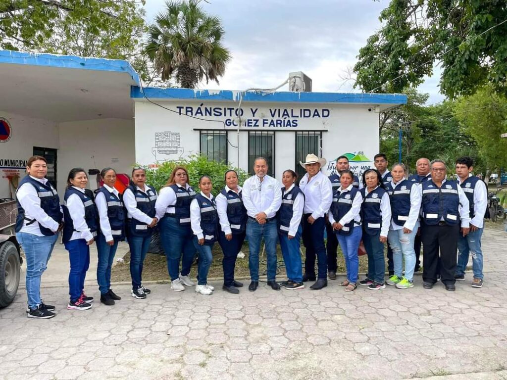 Entrega uniformes a departamento de servicios generales el alcalde de Gómez Farías