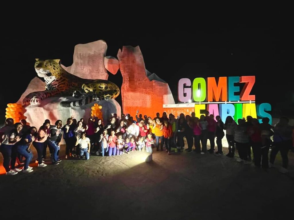 Se ilumina de naranja el jaguar por motivos del día internacional para la eliminación de la violencia contra la mujer