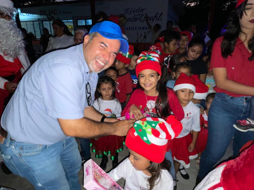 Gracias a la Misión Cultural 52, a las escuelas y a las autoridades ejidales de los ejidos Alfredo V. Bonfil y El Riachuelo Por invitarme al encendido del pino navideño junto a una bonita celebración