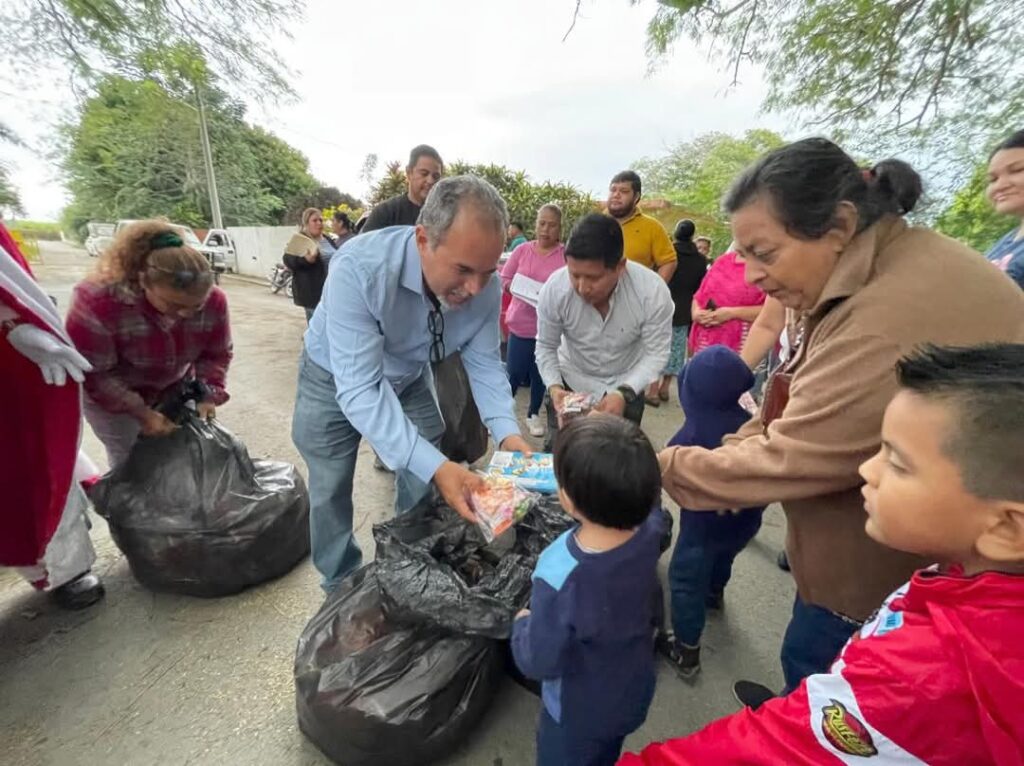 Continuamos recorriendo nuestro municipio, llevando alegría y algo de ayuda en estos tiempos de Navidad