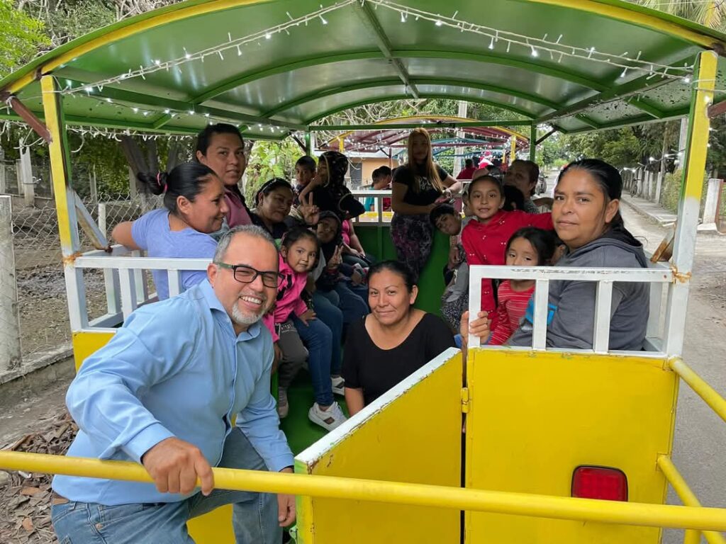 !Feliz y contento de llevar algo de alegría y apoyo para las familias del ejido La Misión!