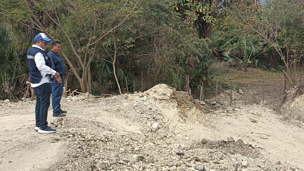 Junto al equipo supervisamos la construcción del puente
