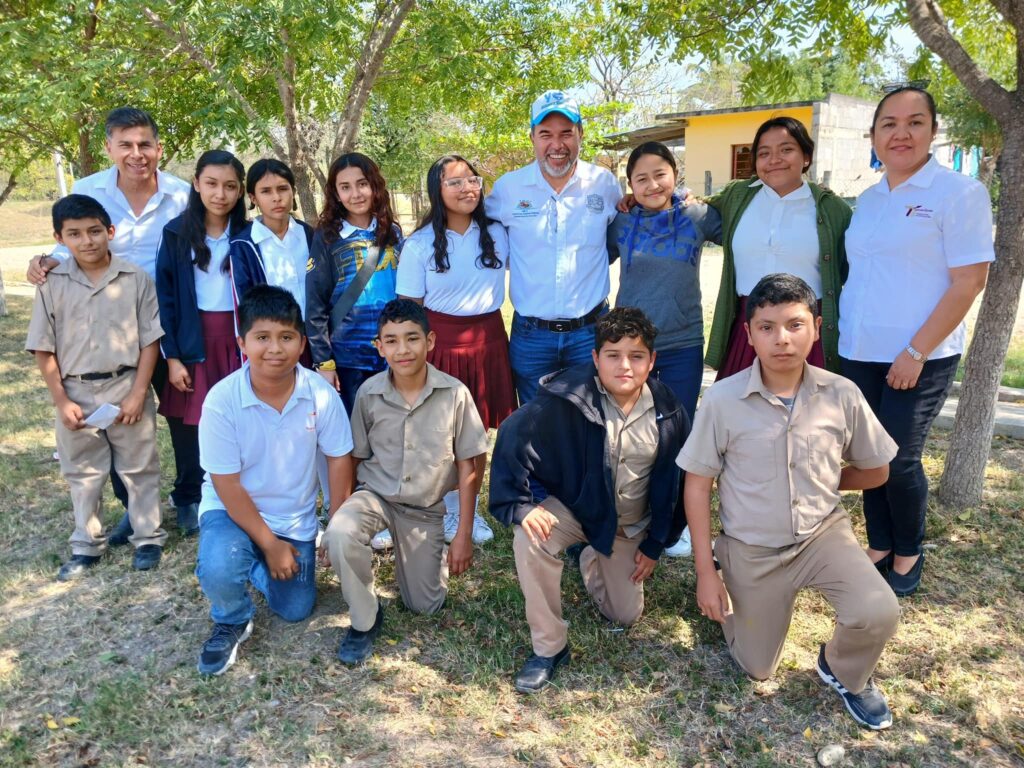Feliz y contento de encontrarme con los alumnos de la tele secundaria Prof. Domingo Alarcón García del poblado 601