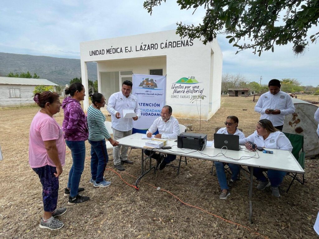 Acude Frank a comunidades rurales para atender y responder a las familias