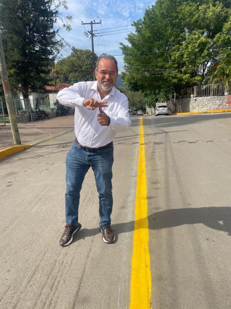 Continúa el alcalde Frank De León mejorando la vialidad en el municipio
