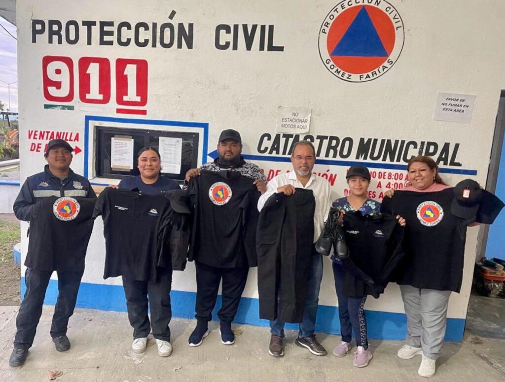 Entrega el Alcalde Frank de León uniformes a elementos de Protección Civil