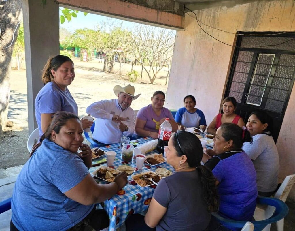Convive el alcalde Frank de León con habitantes del ejido Américo Villarreal.