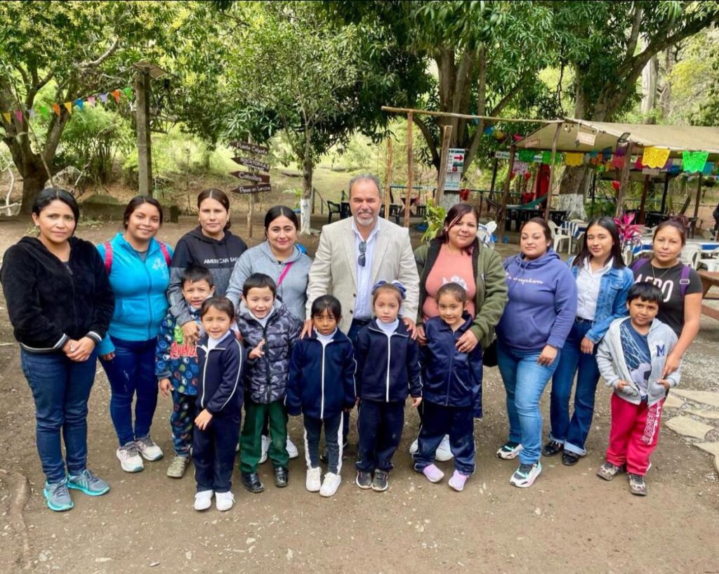 Convive el alcalde Frank de León con las madres de familia del preescolar comunitario del Ejido Altacima