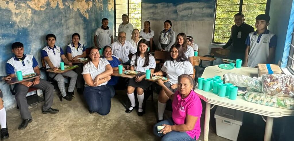 Junto con Ale Garza y el equipo del DIF municipal estuvimos en el CEMSADET 35