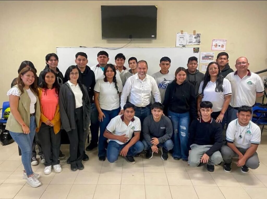 Visita el alcalde Frank de León a los alumnos del tele bachillerato No. 042