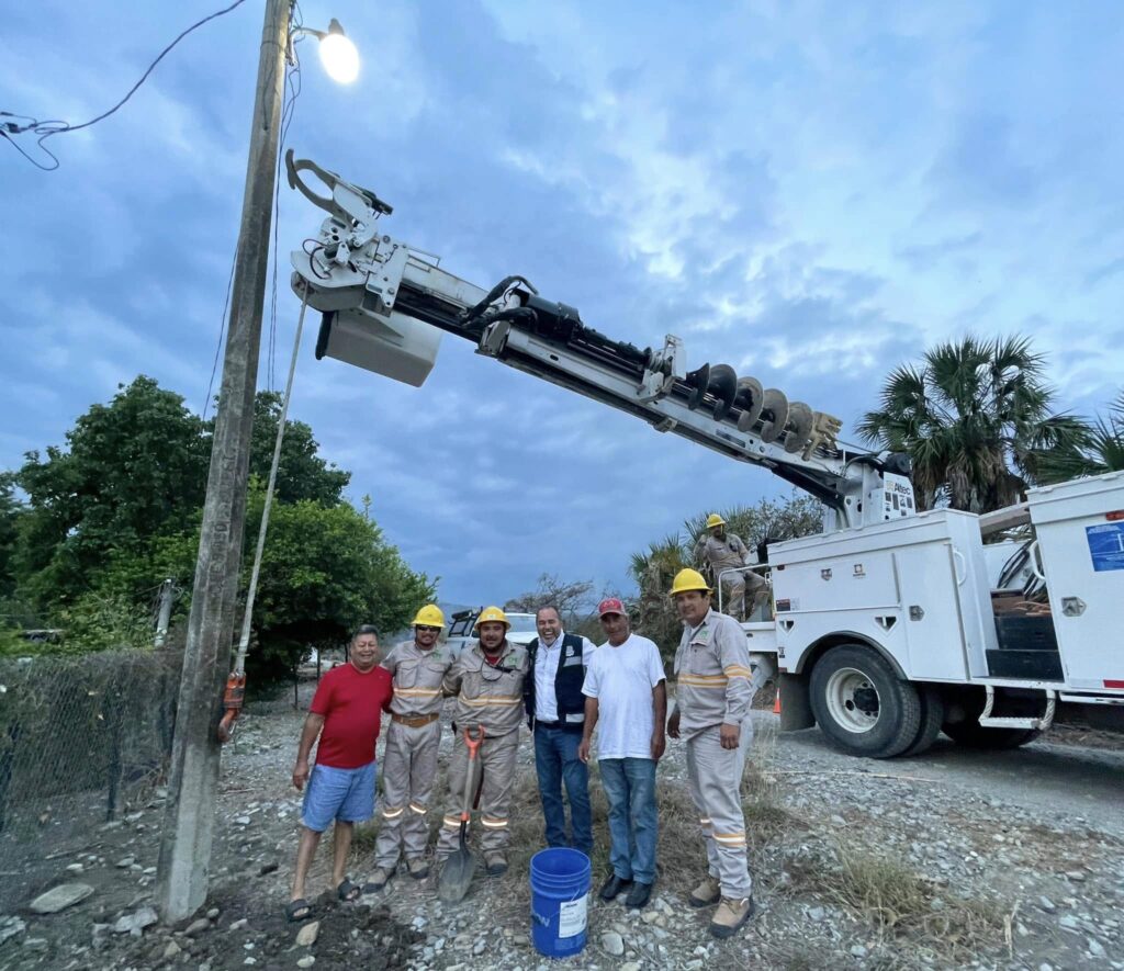 Agradezco a mis amigos de la CFE, por hacer equipo y por su pronto respuesta al problema con la postería para la energía eléctrica en el ejido El Riachuelo