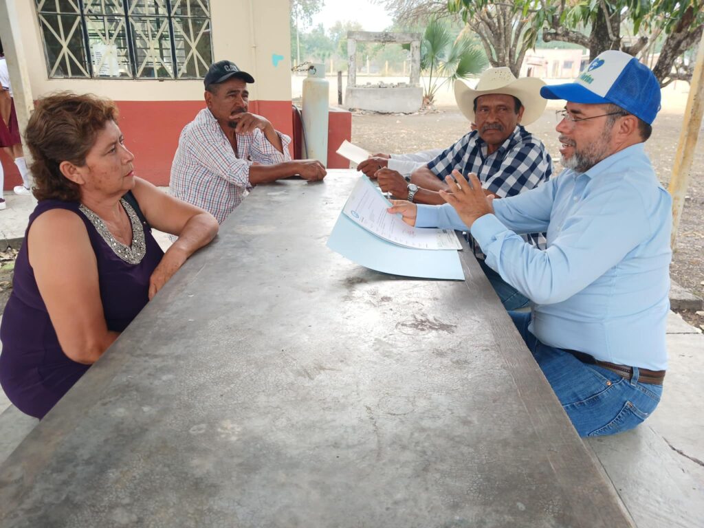 Sigue dando soluciones y resultados Frank de León a las comunidades de Gómez Farías