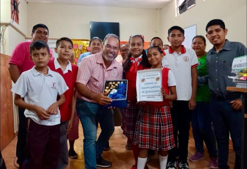 Recibe el alcalde Frank de León a los alumnos de la escuela Profr. Pedro Castillo