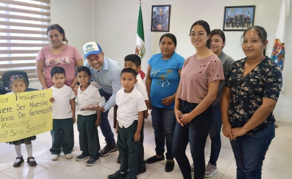 Feliz y contento de recibir en la casa de todos a mis próximos ahijaditos del jardín de niños José Silva Sánchez