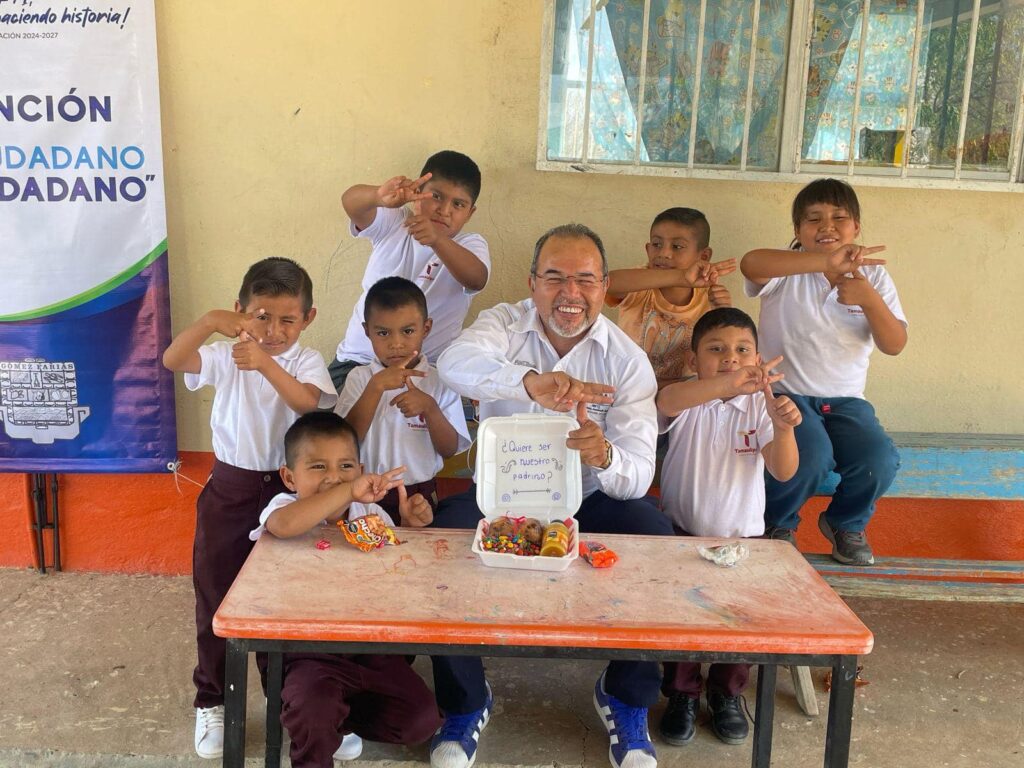 El alcalde Frank de León acude al jardín de niños comunitario del Ej. Américo Villareal para ser su padrino de graduación.