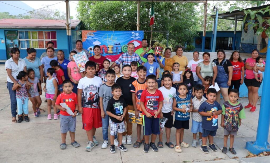 Celebrando a todo los niñ@s del ejido Ojo de Agua