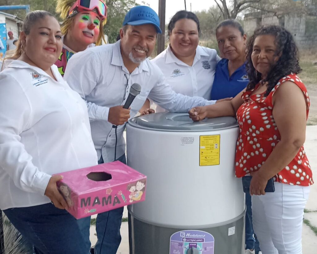 Con muchos regalos, sorpresas y diversión celebramos a las mamás del poblado 601