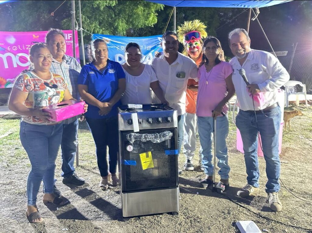 ¡Vivimos un gran festejo para mamá y papá en el ejido La Esperanza!