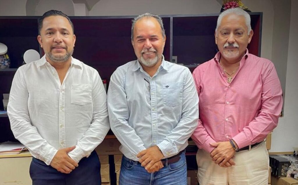 En la capital de nuestro estado nos reunimos con el Director de Servicios al Contribuyente de la Secretaría de Finanzas, Lic. Carlos César Ibarra y con el Director Regional de la Secretaría General de Gobierno, Lic. Felipe Salinas
