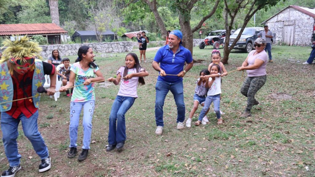 Continuamos llevando alegría y diversión a las familias de nuestro municipio, ahora toco en el ejido Alta Cima