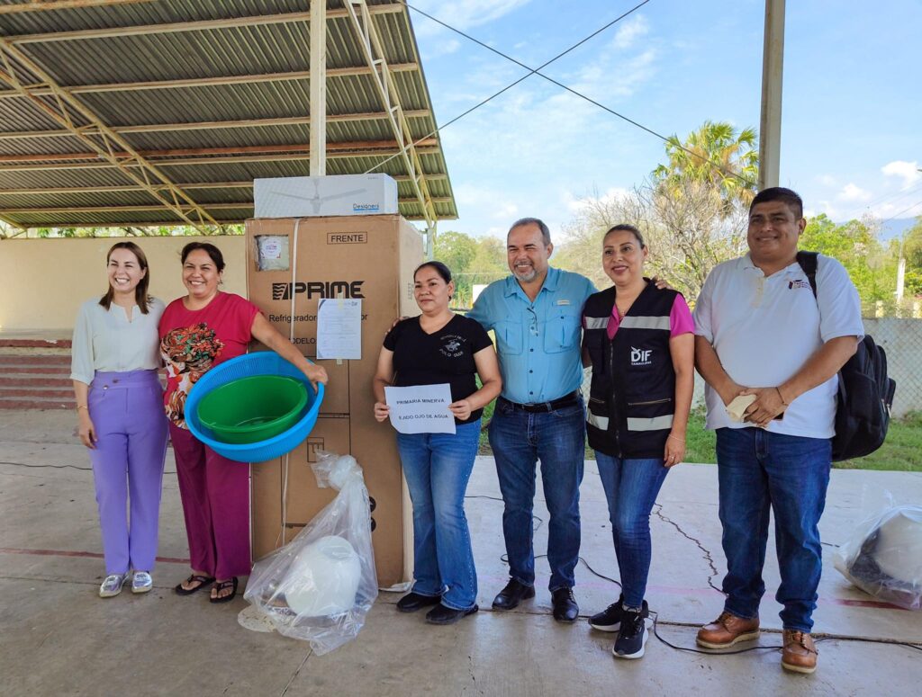 Asistimos a la entrega de equipamiento a desayunadores escolares para 9 diferentes escuelas de nuestro municipio por parte del DIF estatal