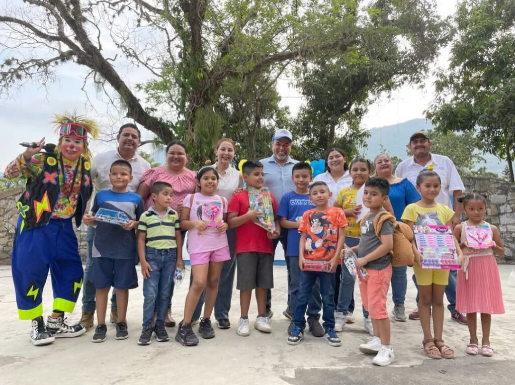 Celebra el alcalde Frank de León a los niños de Gómez Farías