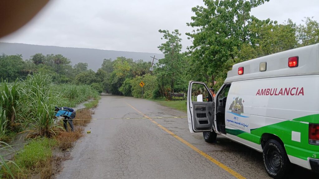 Ante la creciente del río, varios accesos a nuestro municipio se encuentran cerrados