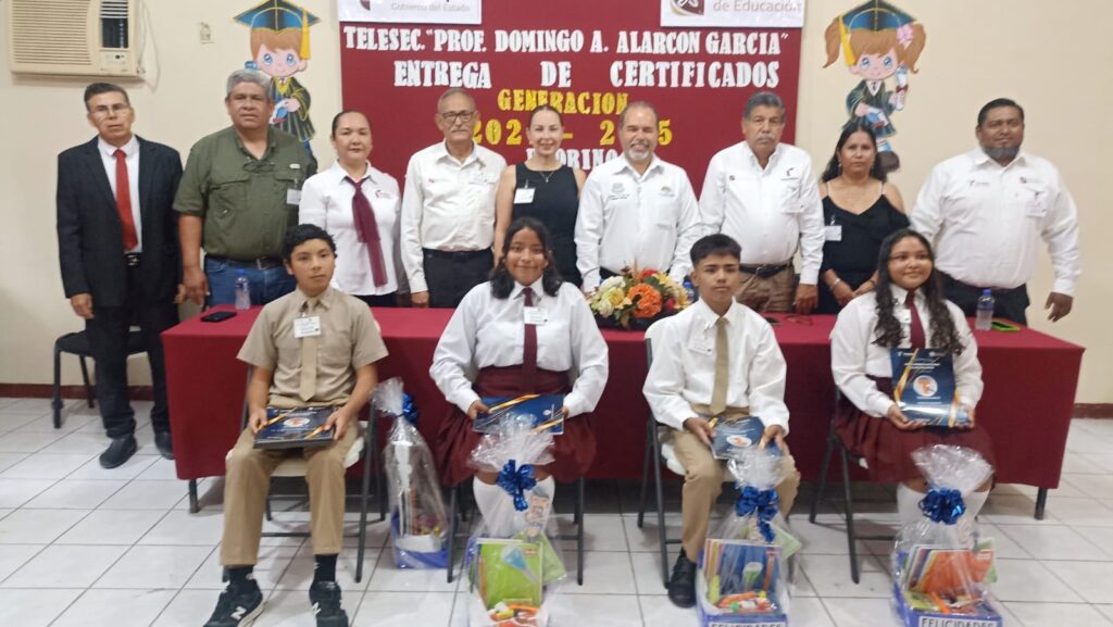 Felices y contentos de ser el padrino de generación de la telesecundaria, Prof. Domingo A. Alarcón García del poblado 601