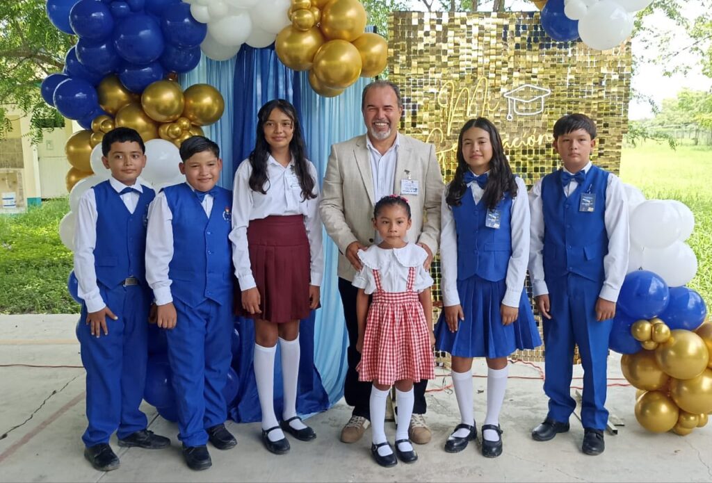 Feliz y contento de asistir a las graduaciones del preescolar Leopoldo Borjas García, de la primaria Alfredo V. Bonfil y de la telesecundaria Prof. Ma. De La Luz Enríquez