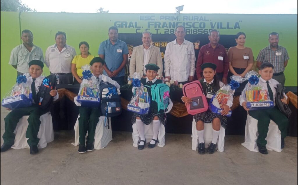 Felicitaciones a todos mis ahijados, maestros y padres de familia por esta gran graduación en la escuela primaria, Gral. Francisco Villa en el poblado San Pedrito