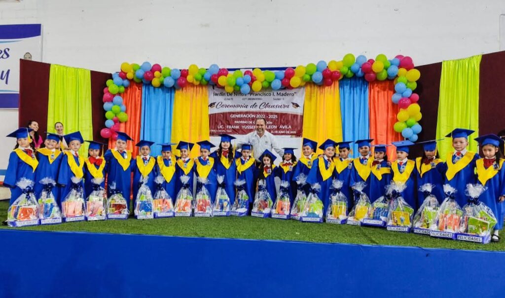 Muchas felicidades a mis ahijaditos del jardin de niños Francisco I. Madero de cabecera municipal, por su graduación