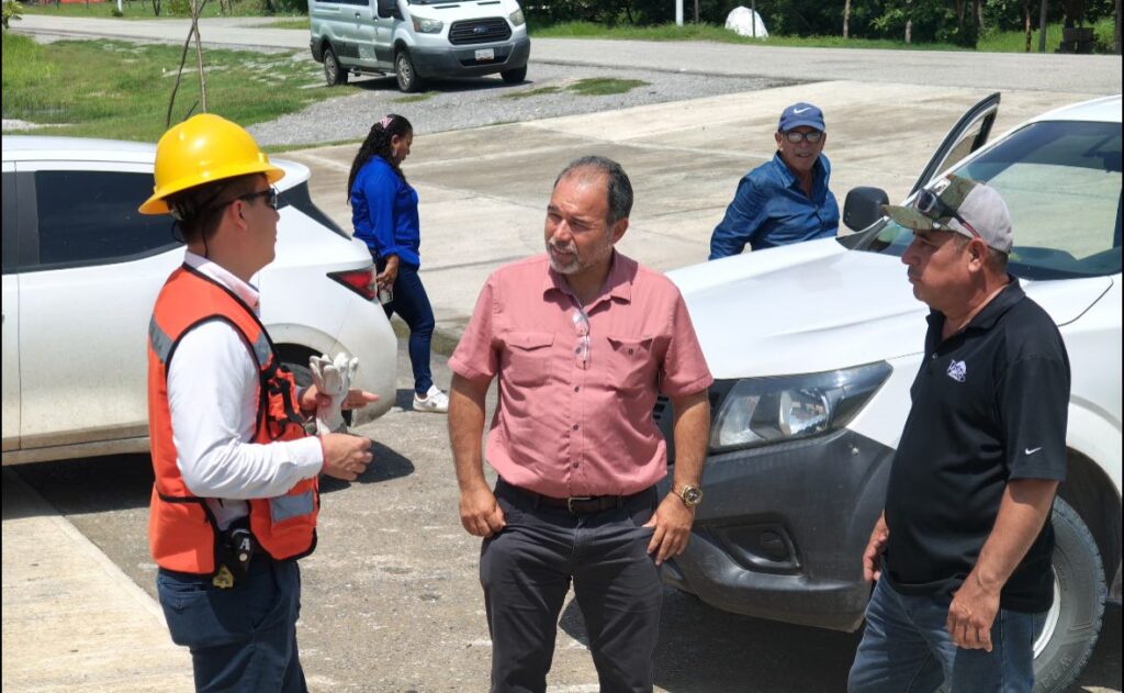 Junto a los amigos de CFE colocamos el último poste de la obra que electrificará un sector más del poblado San Pedrito