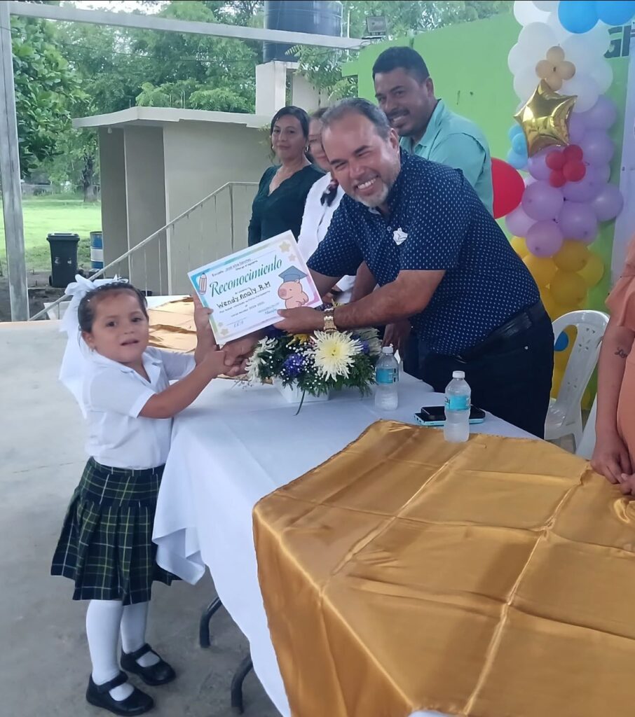 Feliz y contento de ser el padrino de generación del jardín de niños José Silva Sánchez