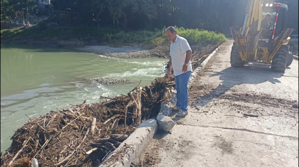 Estamos trabajando en la limpieza del río Guayalejo, tras el paso de las tormentas recientes