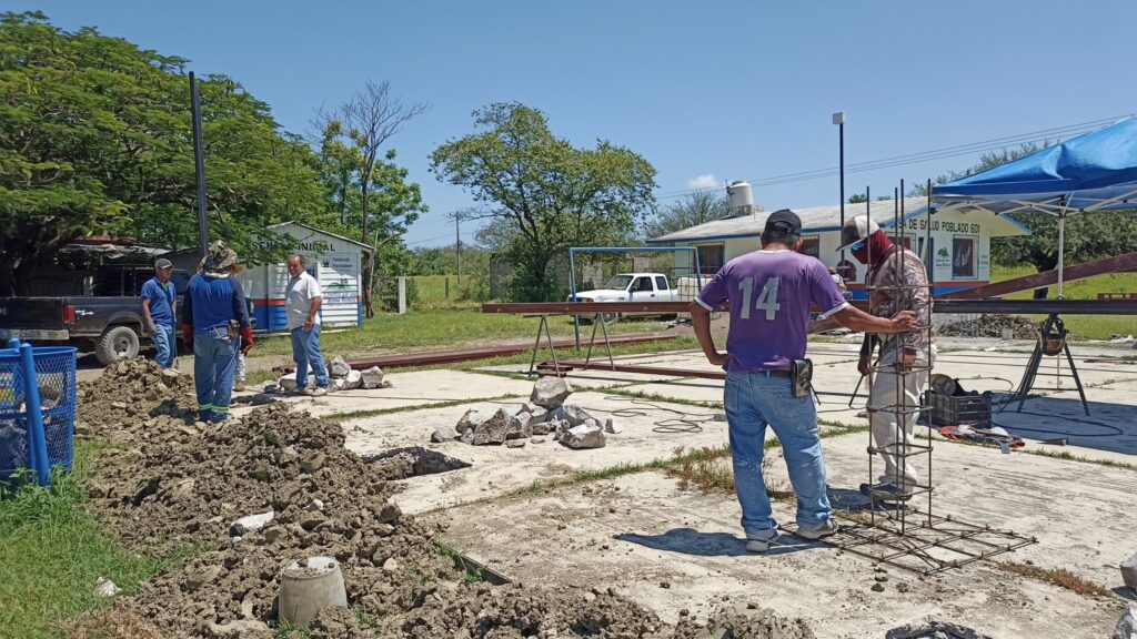 ¡Buen sábado a todos!, supervisamos los avances de construcción de la techumbre del poblado 601