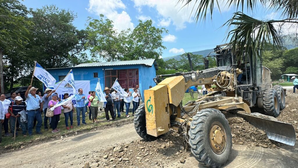 Dimos inicio a más obra de rehabilitación de caminos, ahora en Ampliación Ojo de Agua