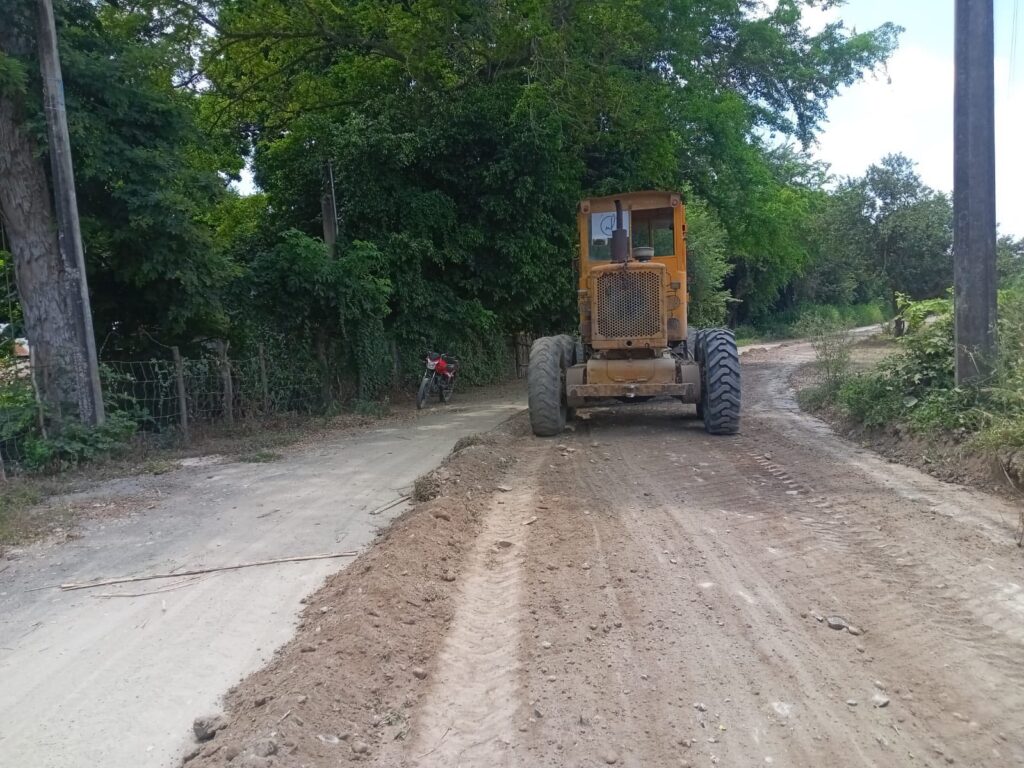 Continuamos con la rehabilitación de las calles y caminos de nuestro municipio, ahora en La Esperanza