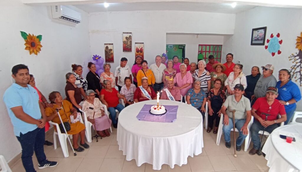 ¡Felices y contentos festejamos a nuestros abuelitos en la casa del adulto mayor!