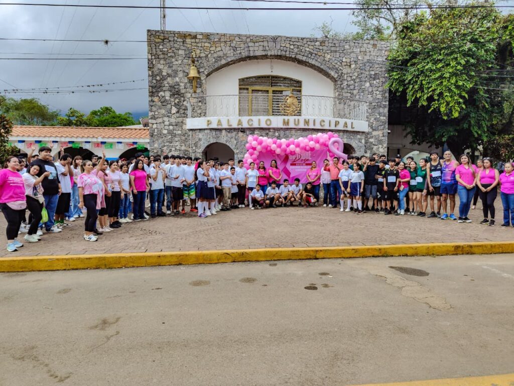 En el marco del Día Internacional de la Lucha Contra el Cáncer de Mama, realizamos una caminata de concientización y apoyo.