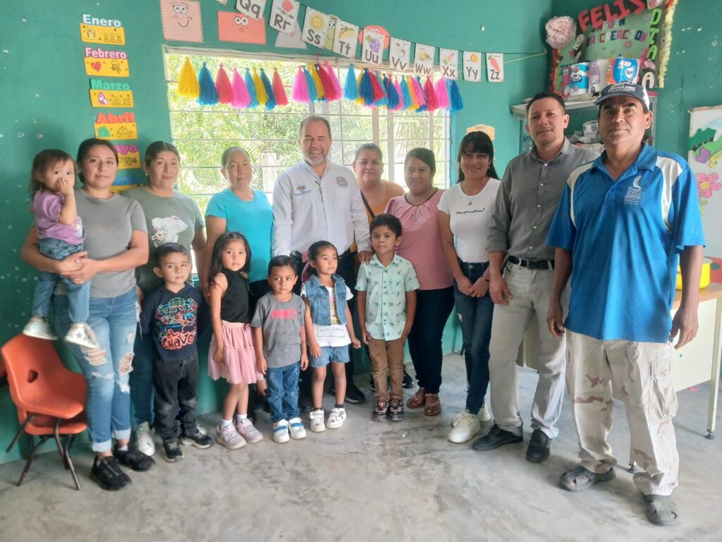Feliz y contento de poder ayudar con sus baños al jardín de niños Nueva Creación en El Nacimiento