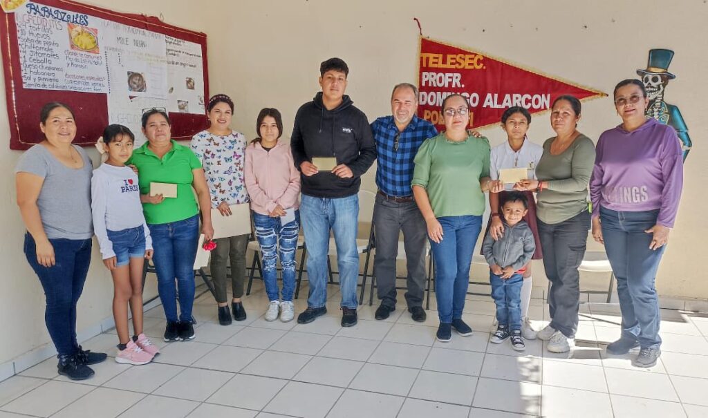 Felices y contentos de poder apoyar a alumnos de la telesecundaria Prof. Domingo Alarcón del poblado 601 por su participación en el Xantolo 2025