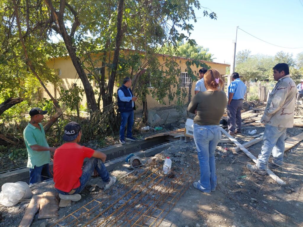 Continúan los trabajos del nuevo dren pluvial en la calle Miguel Hidalgo, este a la vez servirá como banqueta y protegerá de inundaciones