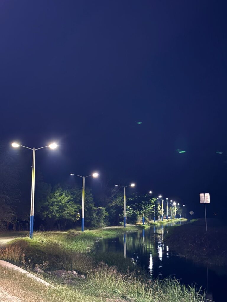 Ya están encendidas las lamparas solares que no van a gastar ni un solo peso, en Ampliación Ojo de Agua