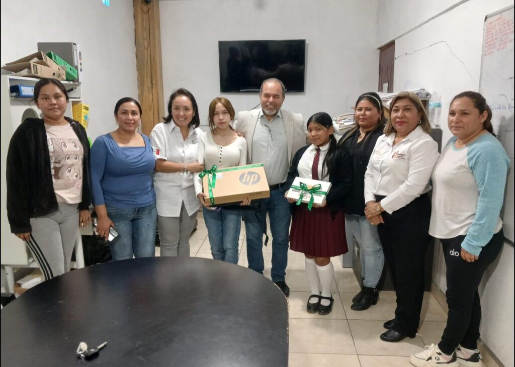 Junto a la directora del Grupo Pantaleón, Ing. Patricia Altamirano, entregamos un premio