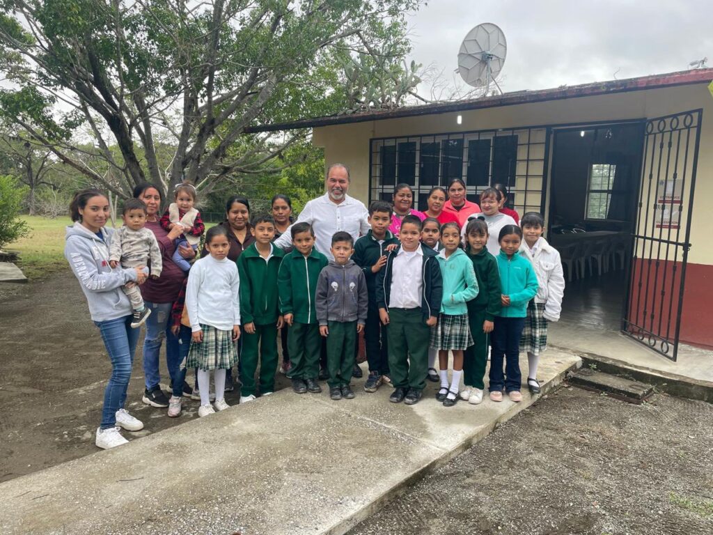 Estuvimos en la primaria Lic. Benito Juárez en El Nacimiento
