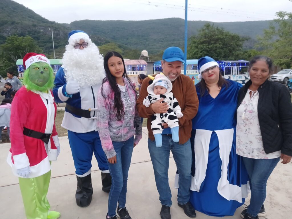 Continuaremos repartiendo alegría con dulces, juguetes, trenecito, Santa, Mamá Claus y el Grinch en todas nuestras comunidades