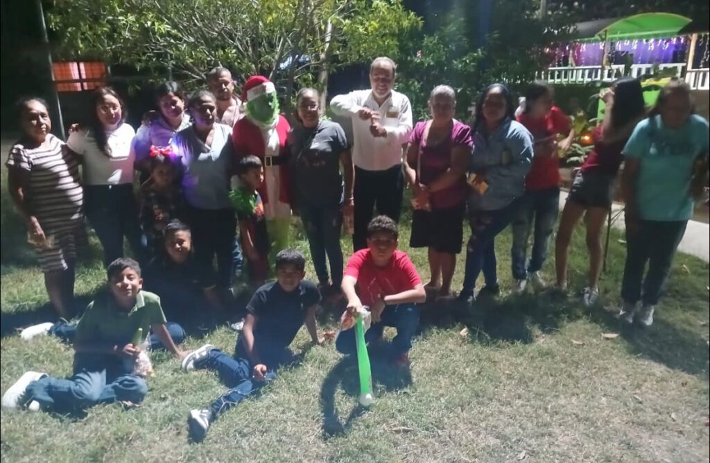 En el 601 también llegó la Navidad con juguetes, dulces y sorpresas junto a Mamá Claus y el Grinch