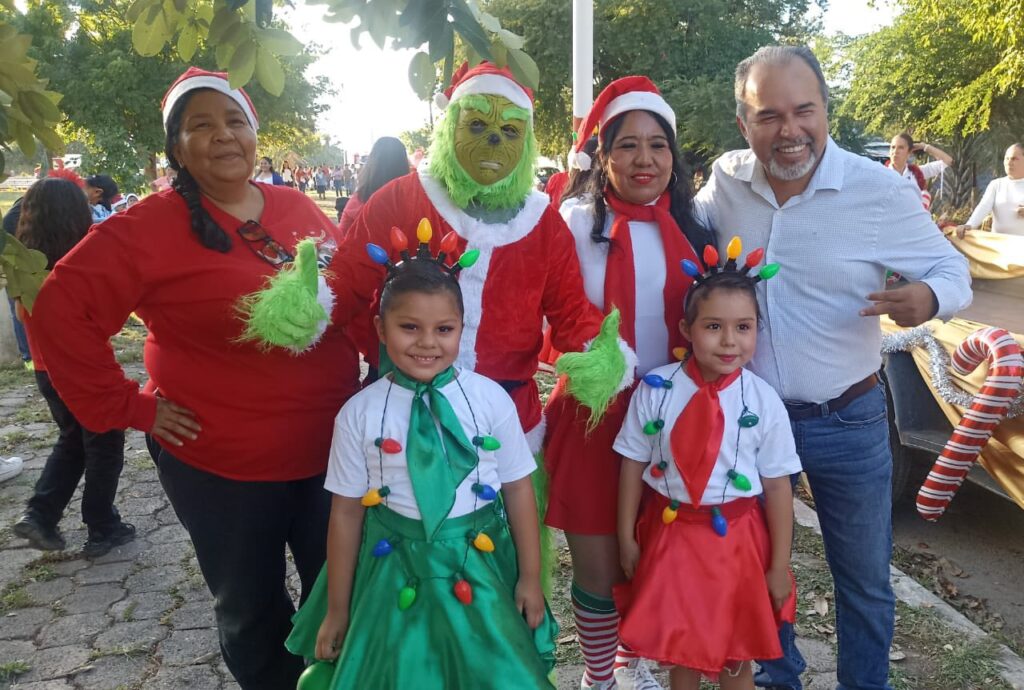 Con desfile, música, regalos, sorpresas y el encendido del pino, vivimos nustro Festival Navideño en Loma Alta, ¡felices y contentos